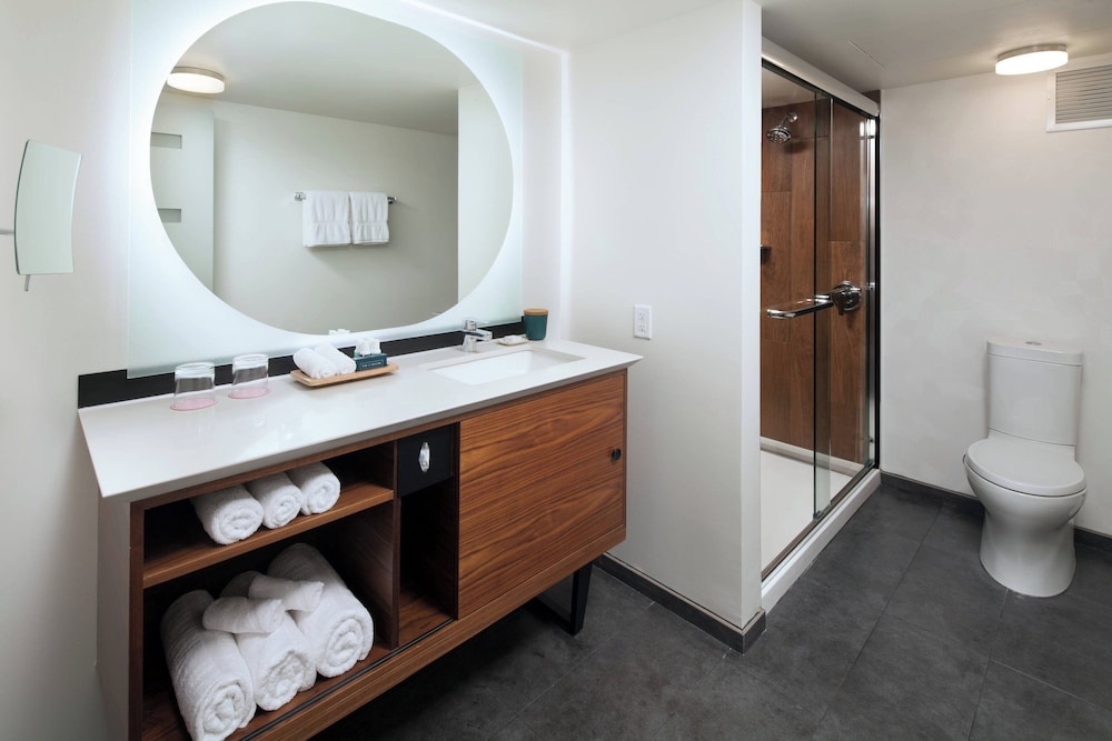 The Laylow Waikiki, Autograph Collection — Hotel rooms in Honolulu, Hawaii