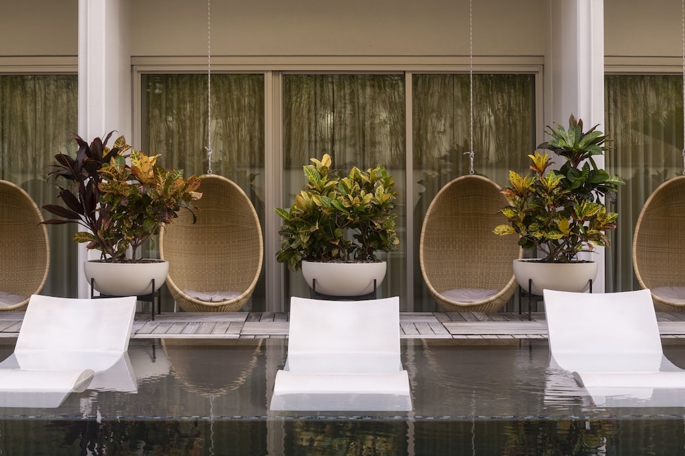 The Laylow Waikiki, Autograph Collection — Swimming pool in Honolulu, Hawaii