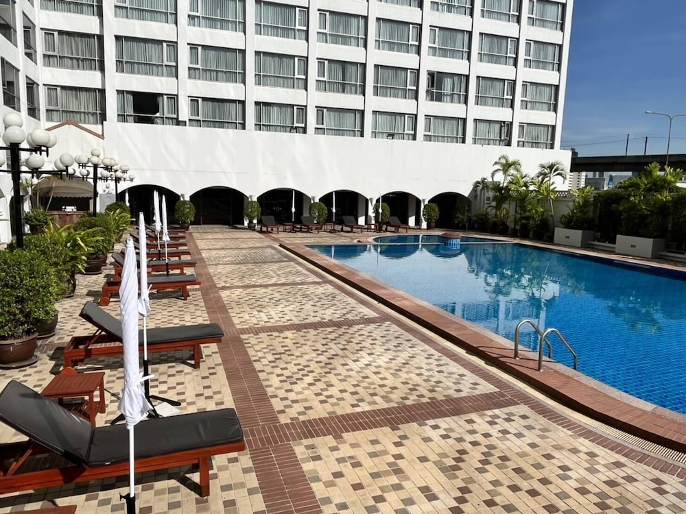 Bangkok Palace Hotel — Swimming pool in Bangkok, Bangkok