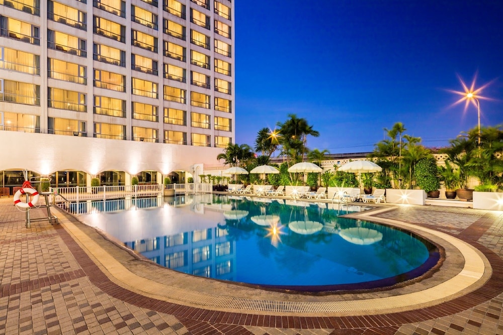 Bangkok Palace Hotel — Swimming pool in Bangkok, Bangkok