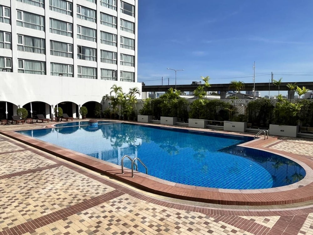 Bangkok Palace Hotel — Swimming pool in Bangkok, Bangkok