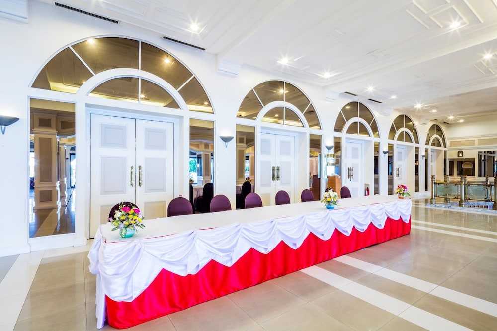 Bangkok Palace Hotel — Restaurant & bars in Bangkok, Bangkok