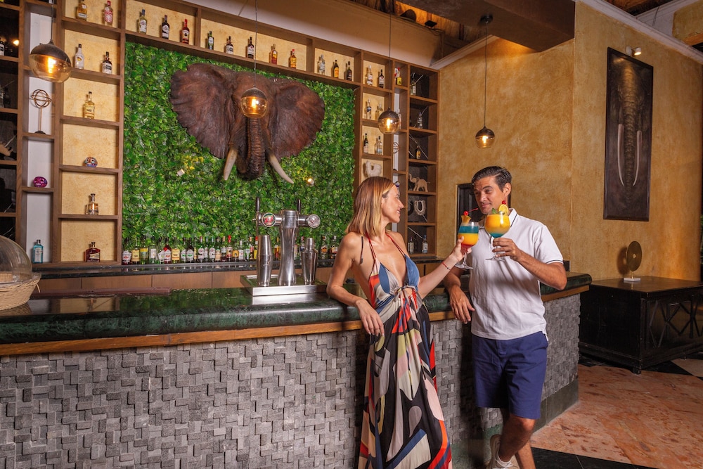 Select Club at Sandos Caracol All Inclusive - Adults Only Area — Restaurant & bars in Playa del Carmen, Quintana Roo