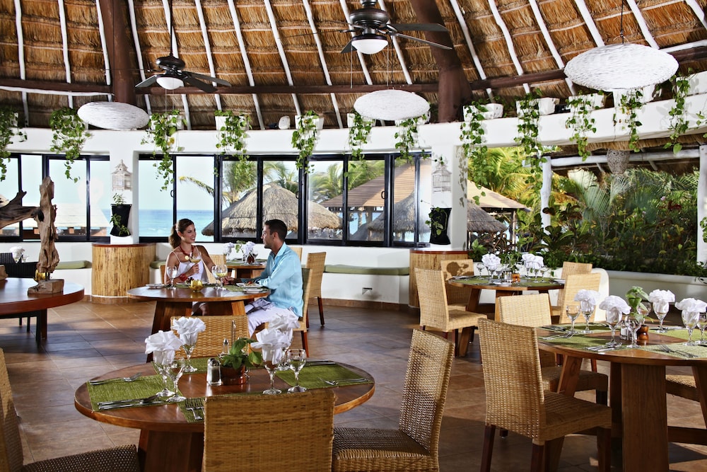 Select Club at Sandos Caracol All Inclusive - Adults Only Area — Restaurant & bars in Playa del Carmen, Quintana Roo