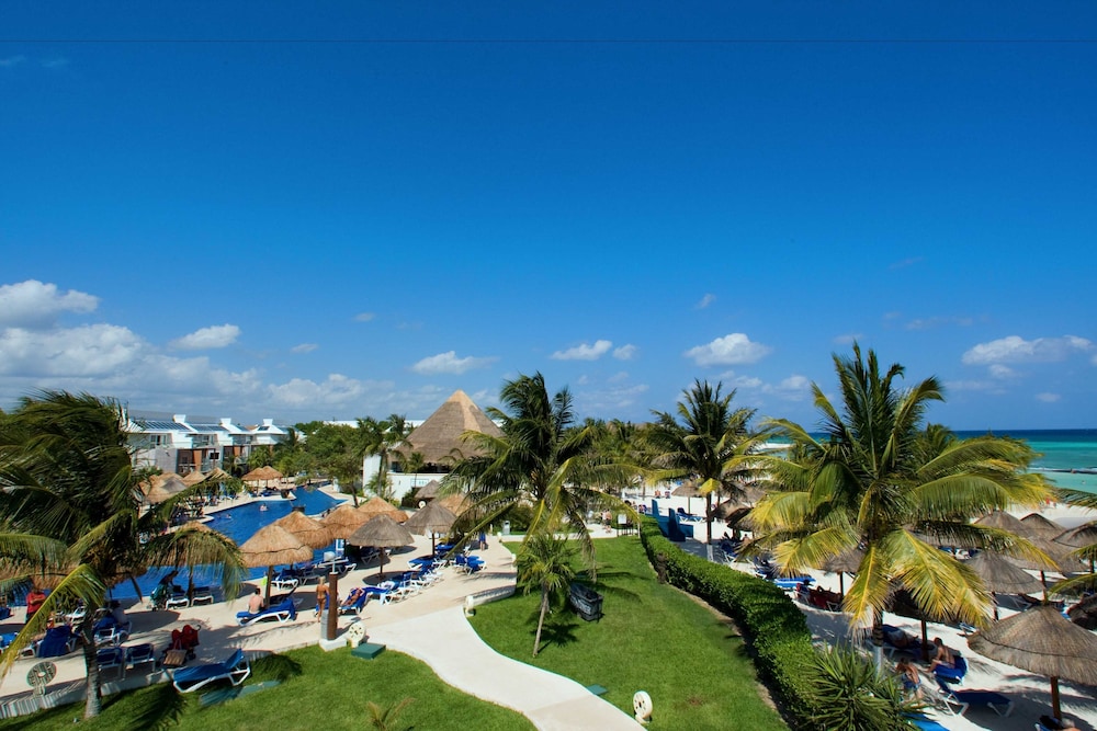 Select Club at Sandos Caracol All Inclusive - Adults Only Area — Swimming pool in Playa del Carmen, Quintana Roo