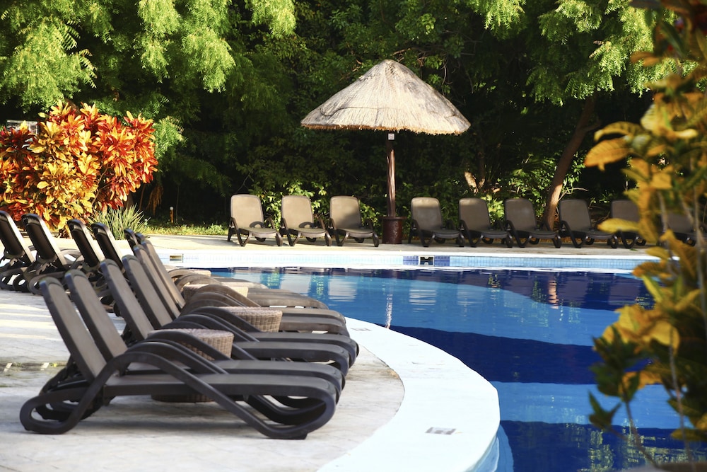 Select Club at Sandos Caracol All Inclusive - Adults Only Area — Swimming pool in Playa del Carmen, Quintana Roo