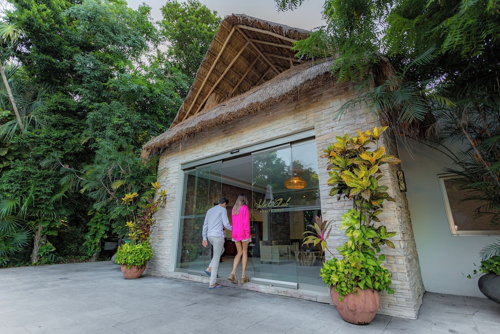 Select Club at Sandos Caracol All Inclusive - Adults Only Area — Hotel building in Playa del Carmen, Quintana Roo