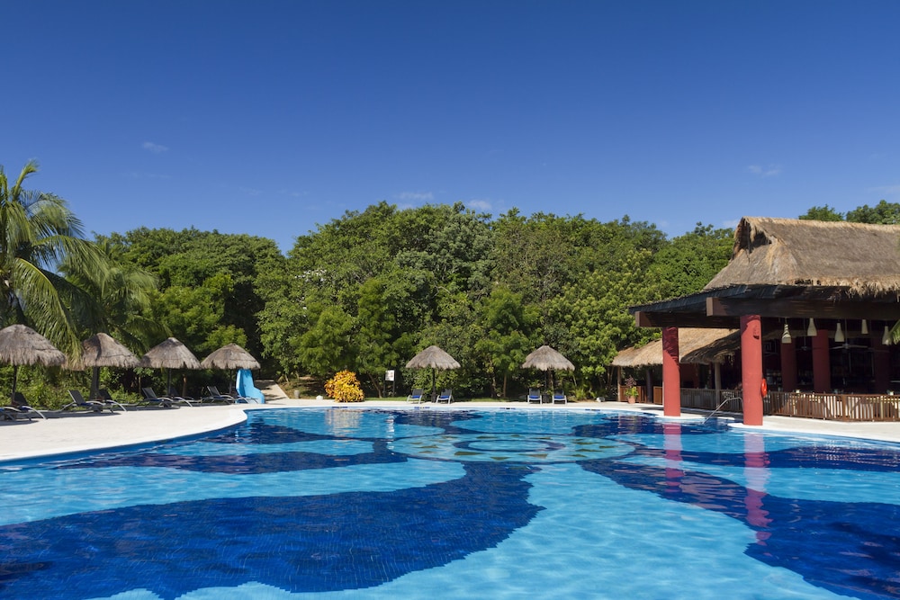 Select Club at Sandos Caracol All Inclusive - Adults Only Area — Swimming pool in Playa del Carmen, Quintana Roo