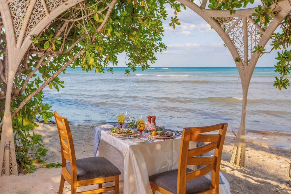 Select Club at Sandos Caracol All Inclusive - Adults Only Area — Restaurant & bars in Playa del Carmen, Quintana Roo