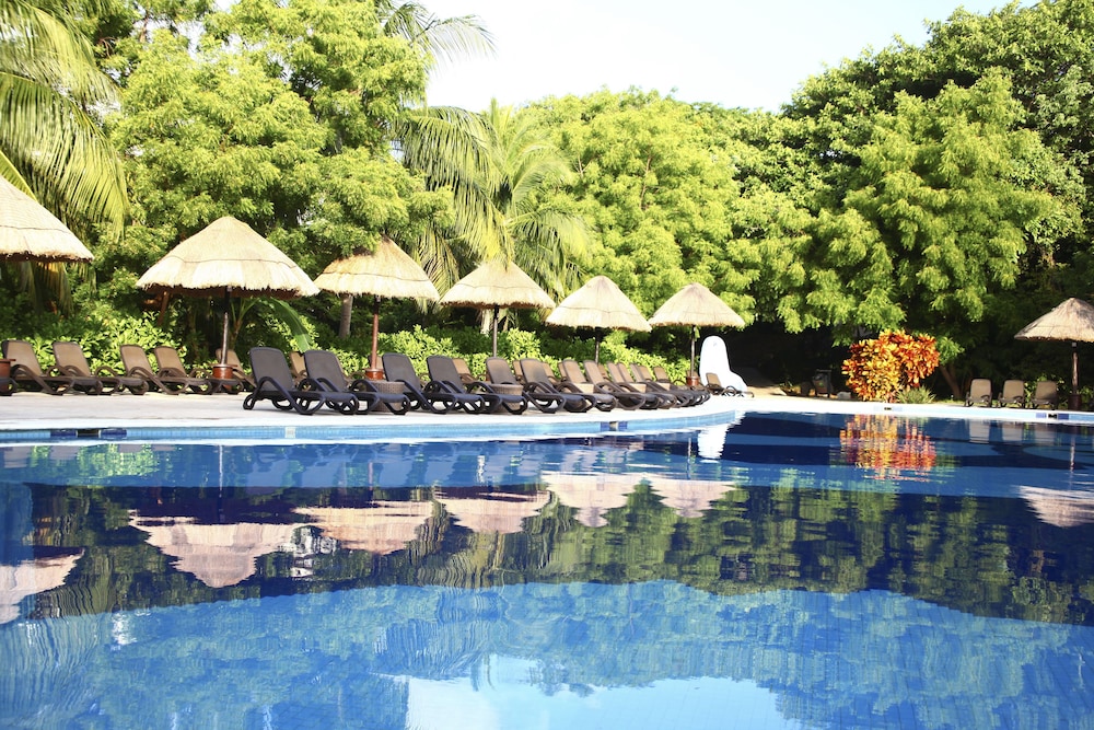 Select Club at Sandos Caracol All Inclusive - Adults Only Area — Swimming pool in Playa del Carmen, Quintana Roo