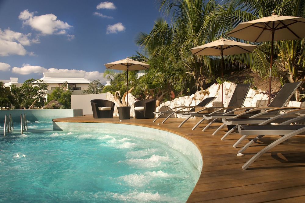 Select Club at Sandos Caracol All Inclusive - Adults Only Area — Swimming pool in Playa del Carmen, Quintana Roo