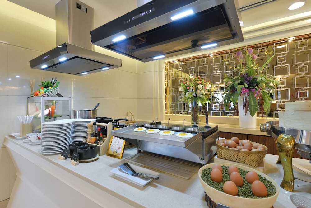 Centre Point Plus Hotel Silom — Restaurant & bars in Bangkok, Bangkok