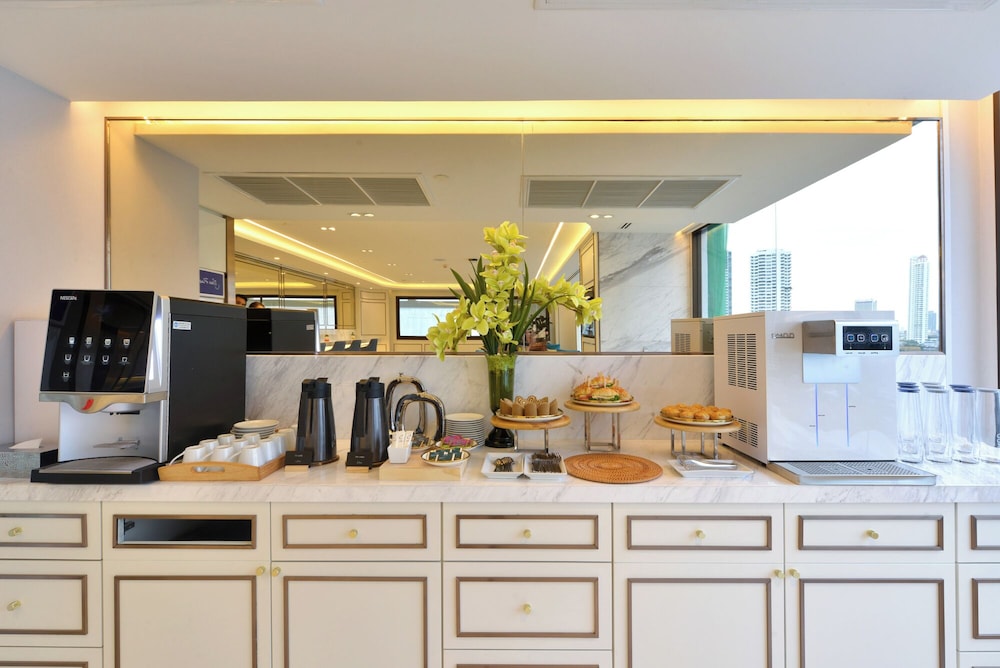 Centre Point Plus Hotel Silom — Restaurant & bars in Bangkok, Bangkok