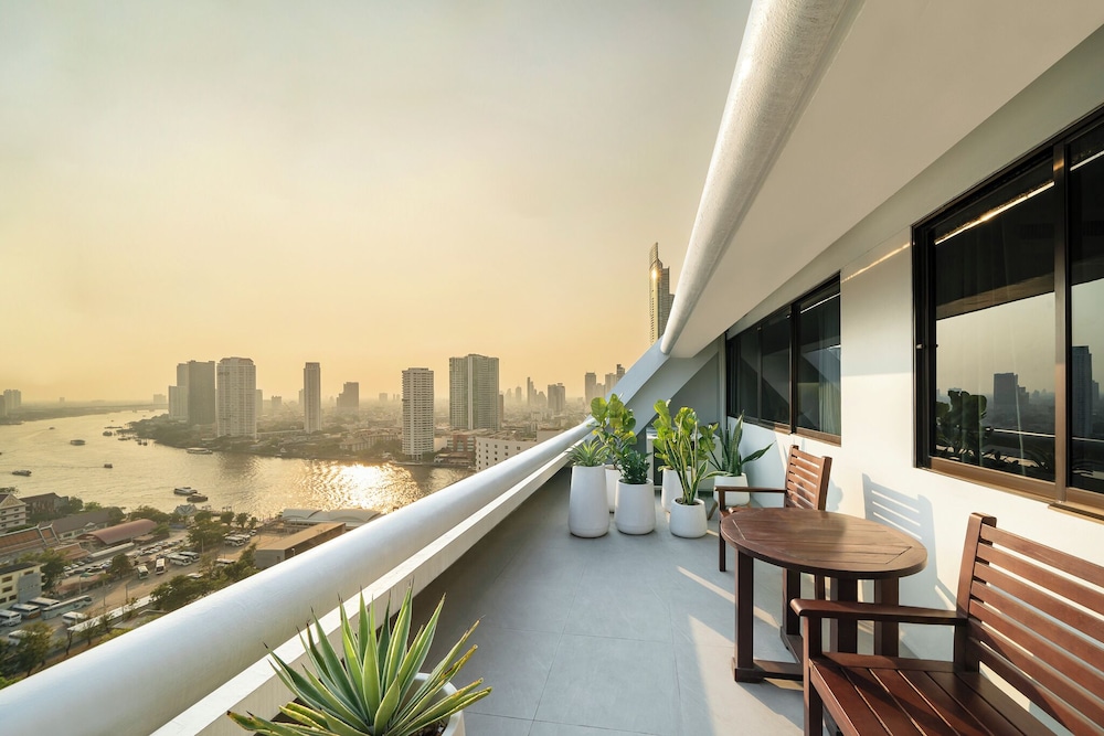 Centre Point Plus Hotel Silom — Hotel building in Bangkok, Bangkok