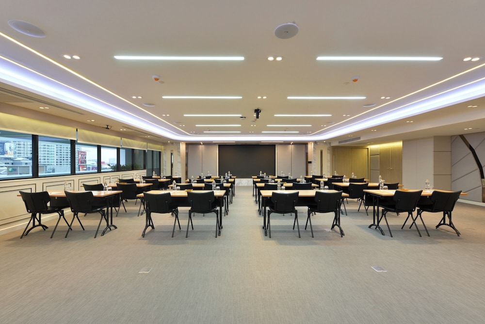 Centre Point Plus Hotel Silom — Hotel building in Bangkok, Bangkok