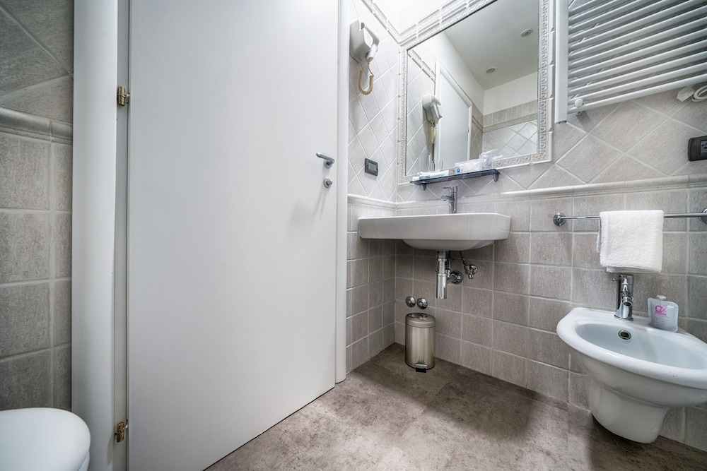 Hotel Varese Roma — Hotel rooms in Rome, Lazio