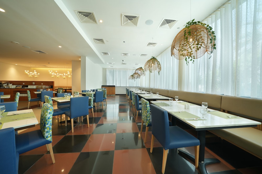 Arabian Park Dubai, an Edge by Rotana Hotel — Restaurant & bars in Dubai