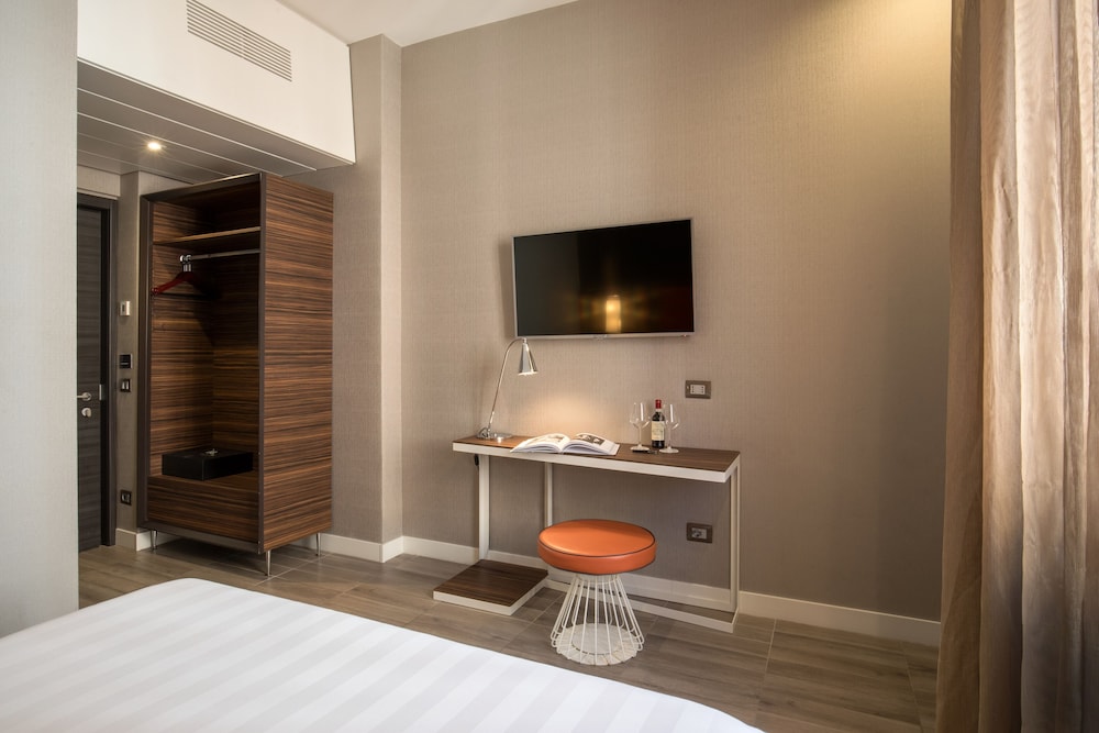 The Republic Hotel — Hotel rooms in Rome, Lazio