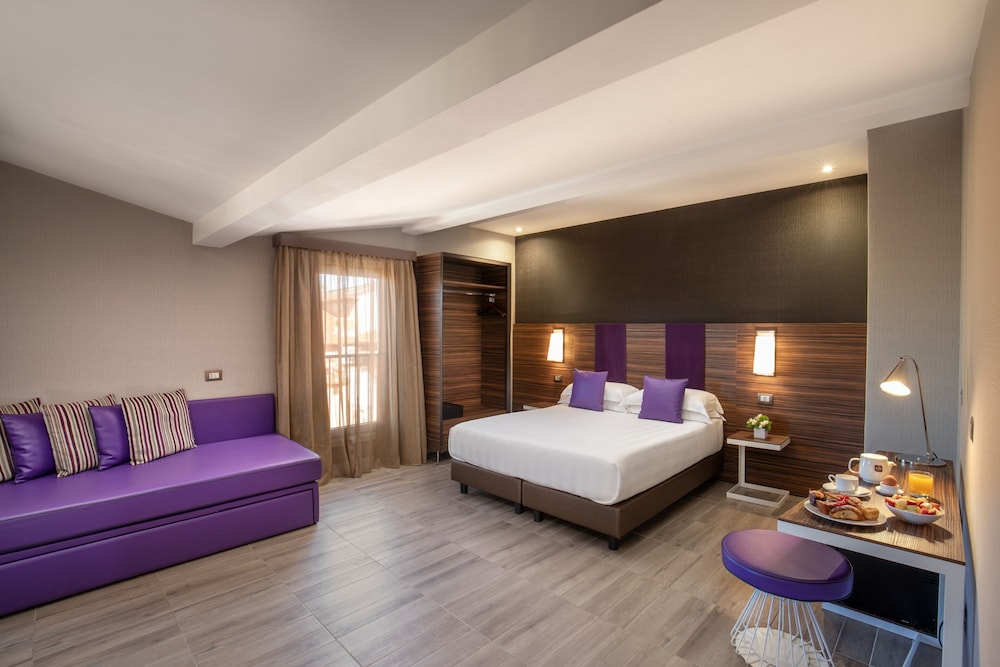 The Republic Hotel — Hotel rooms in Rome, Lazio