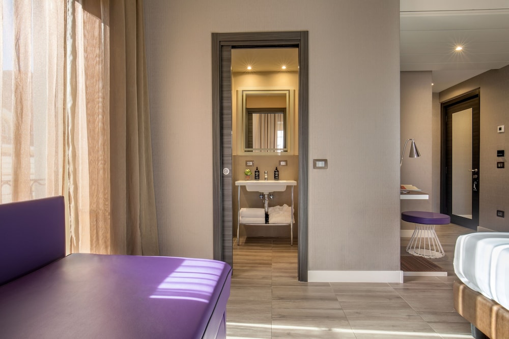 The Republic Hotel — Hotel rooms in Rome, Lazio