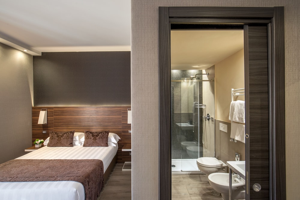 The Republic Hotel — Hotel rooms in Rome, Lazio