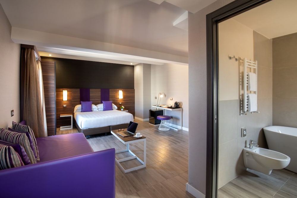The Republic Hotel — Hotel rooms in Rome, Lazio