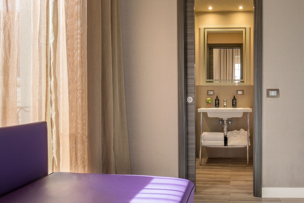 The Republic Hotel — Hotel rooms in Rome, Lazio