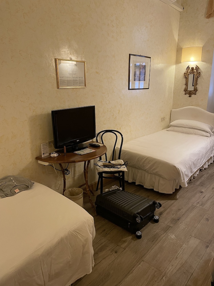 Hotel Fontana — Hotel rooms in Rome, Lazio