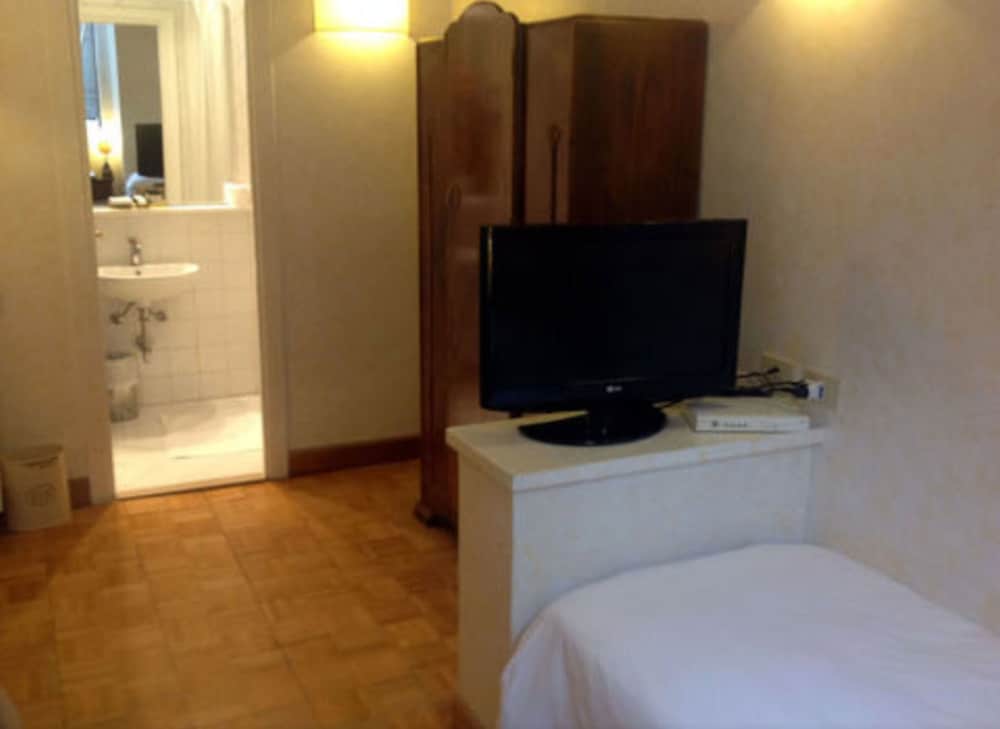 Hotel Fontana — Hotel rooms in Rome, Lazio