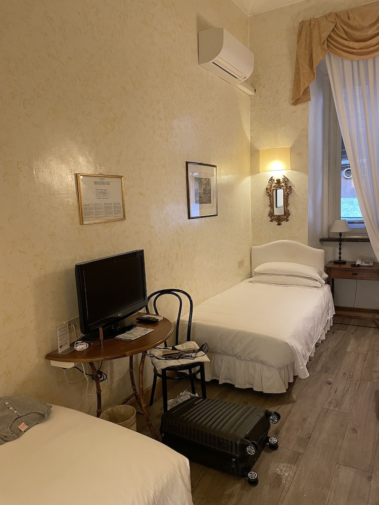 Hotel Fontana — Hotel rooms in Rome, Lazio