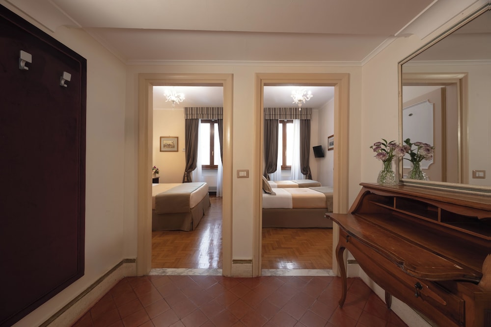 Hotel Forum — Hotel rooms in Rome, Lazio