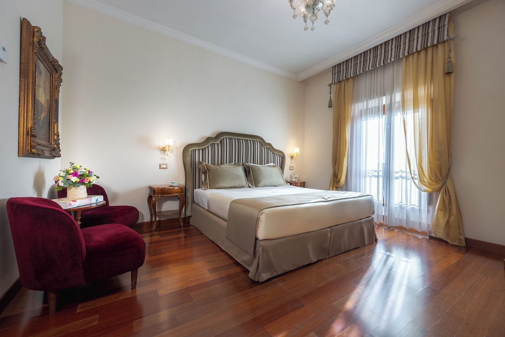 Hotel Forum — Hotel rooms in Rome, Lazio