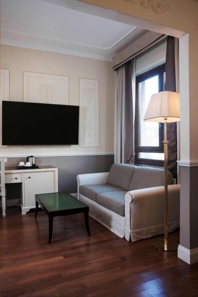 Radisson Blu GHR Hotel, Rome — Hotel rooms in Rome, Lazio