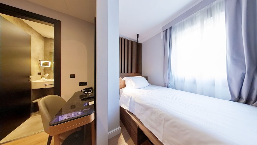 Radisson Blu GHR Hotel, Rome — Hotel rooms in Rome, Lazio