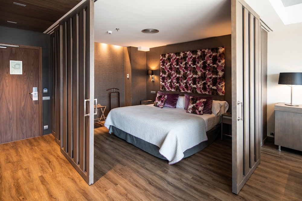 Catalonia Barcelona Plaza — Hotel rooms in Barcelona, Catalonia