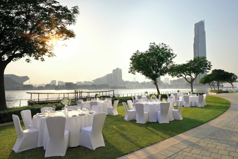 Crowne Plaza Festival City by IHG — Restaurant & bars in Dubai