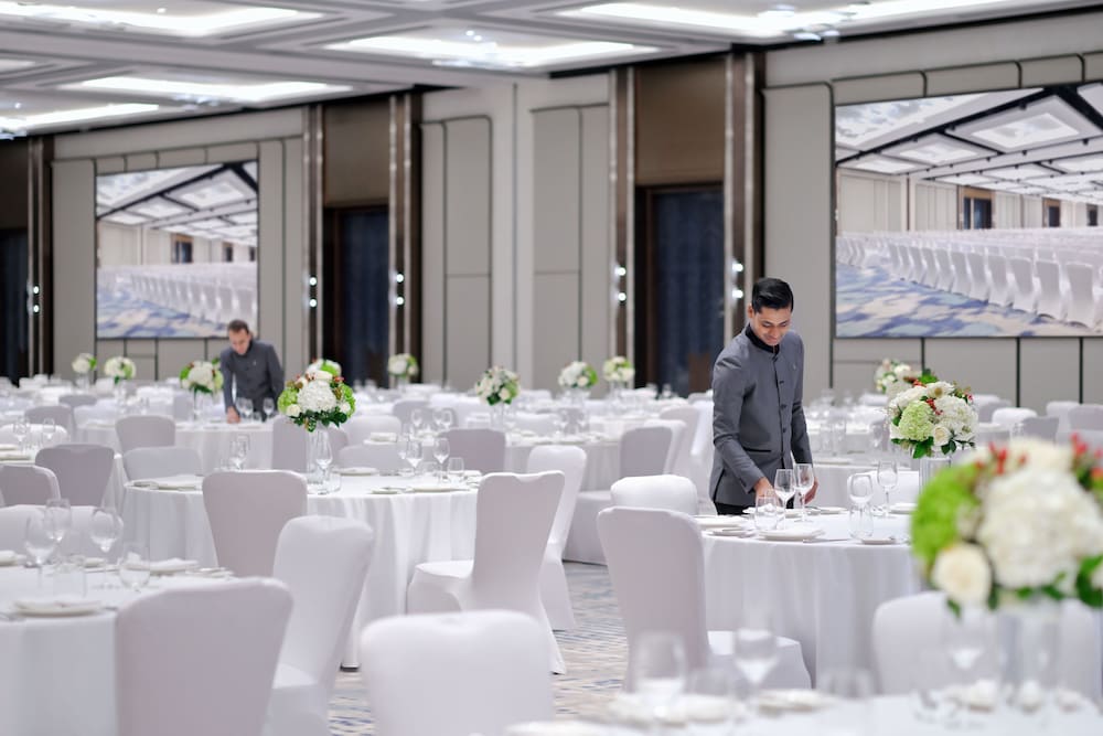 Crowne Plaza Festival City by IHG — Restaurant & bars in Dubai