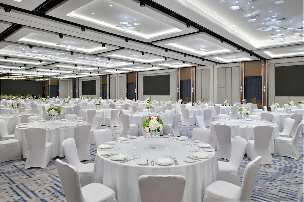 Crowne Plaza Festival City by IHG — Restaurant & bars in Dubai