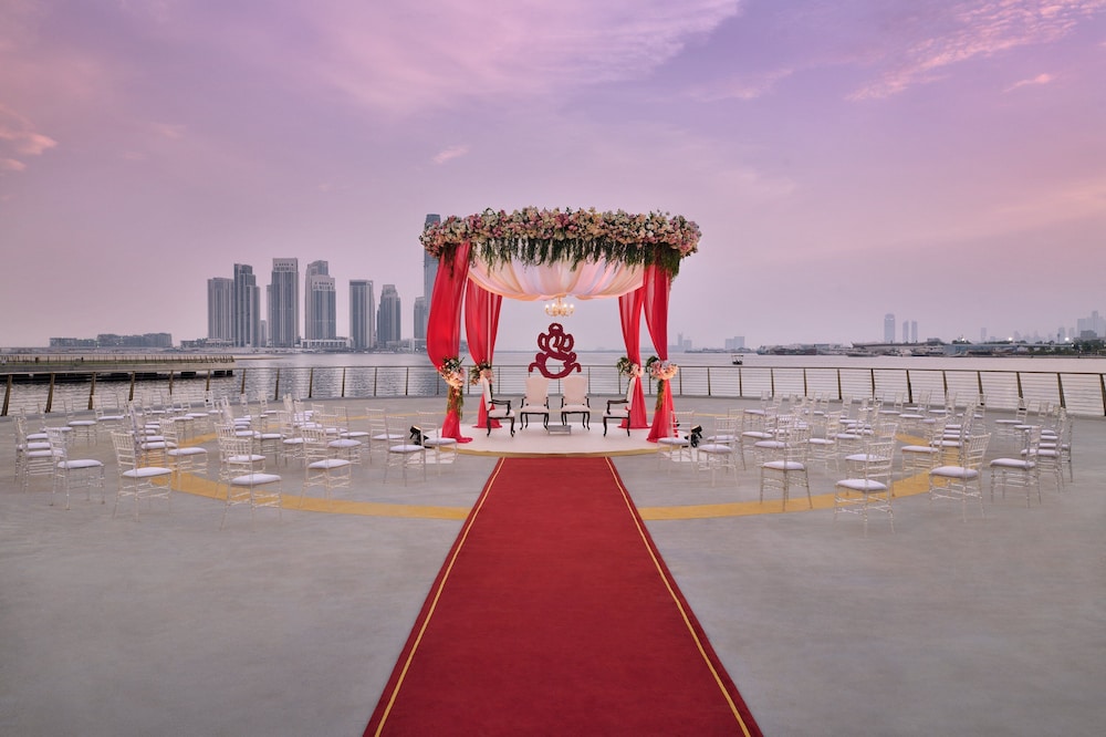 Crowne Plaza Festival City by IHG — Hotel building in Dubai