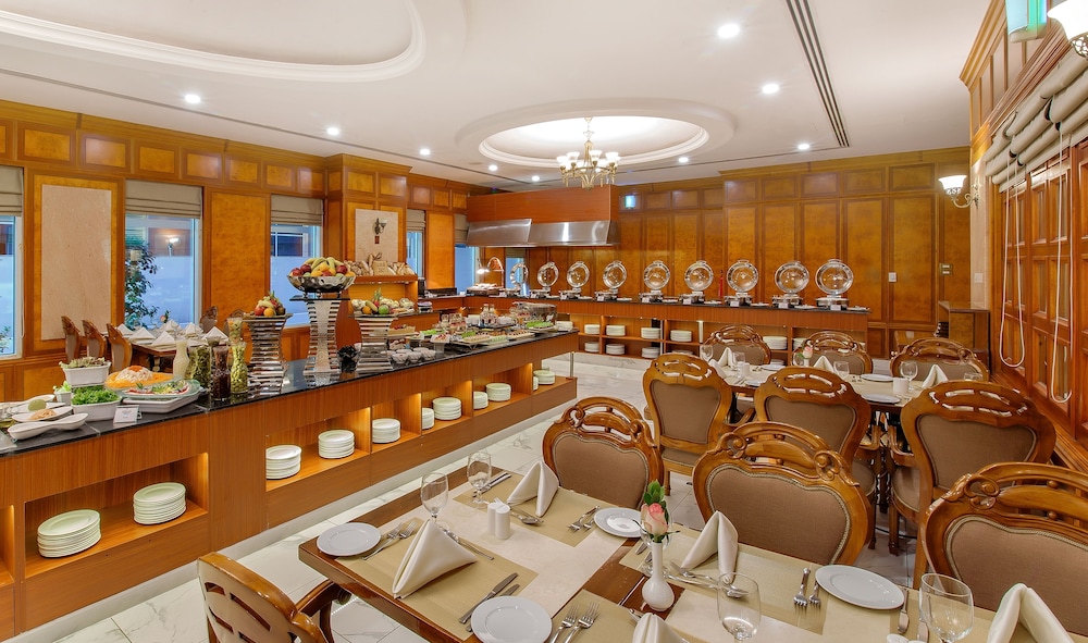 Grand Excelsior Hotel Bur Dubai — Restaurant & bars in Dubai