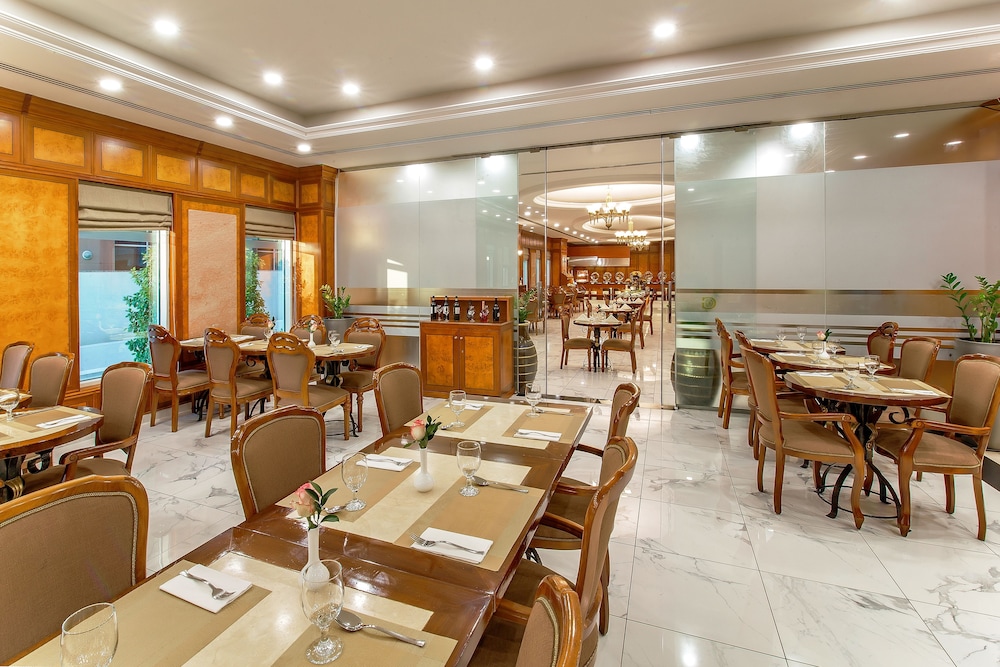 Grand Excelsior Hotel Bur Dubai — Restaurant & bars in Dubai