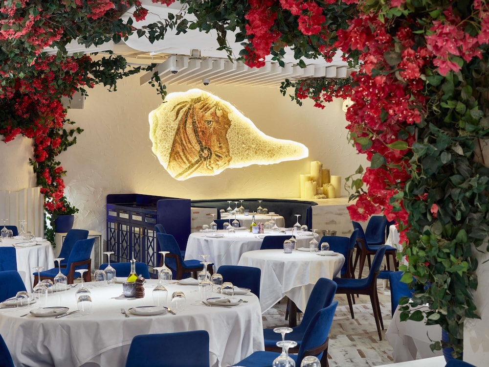 Fairmont Dubai — Restaurant & bars in Dubai