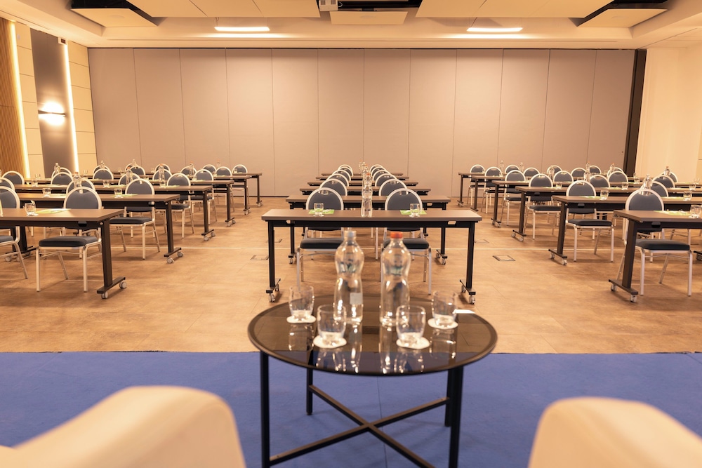 Holiday Inn Rome- Eur Parco Dei Medici by IHG — Hotel building in Rome, Lazio