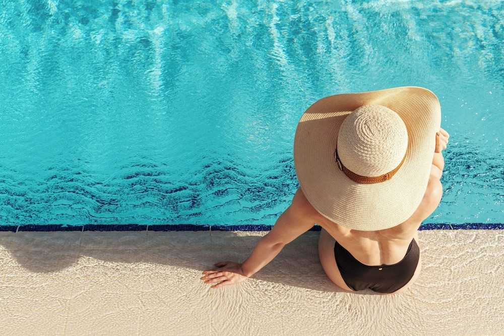 Four Points by Sheraton Sheikh Zayed Road, Dubai — Swimming pool in Dubai