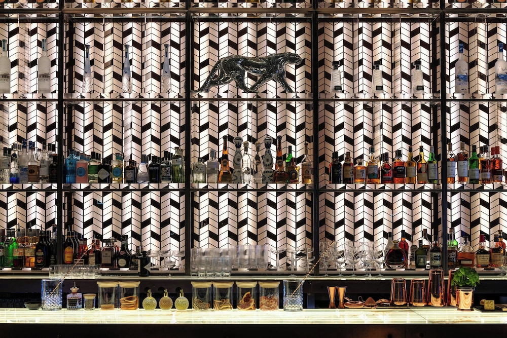 Four Points by Sheraton Sheikh Zayed Road, Dubai — Restaurant & bars in Dubai