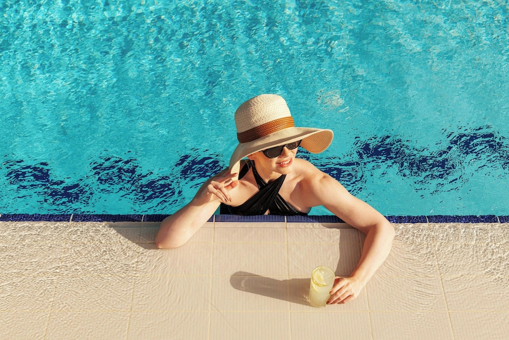 Four Points by Sheraton Sheikh Zayed Road, Dubai — Swimming pool in Dubai