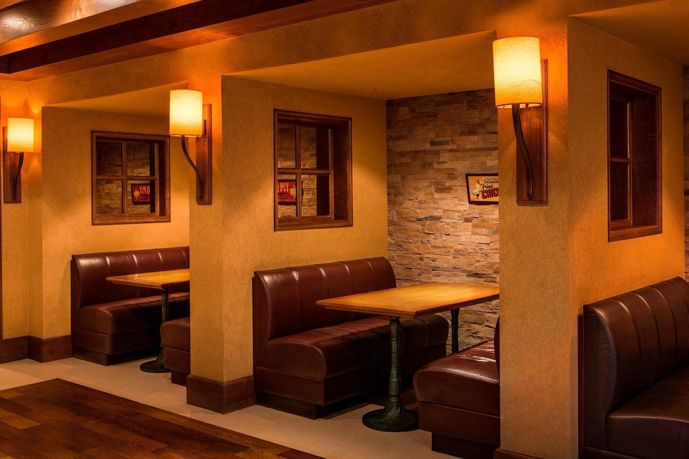 Four Points by Sheraton Sheikh Zayed Road, Dubai — Restaurant & bars in Dubai