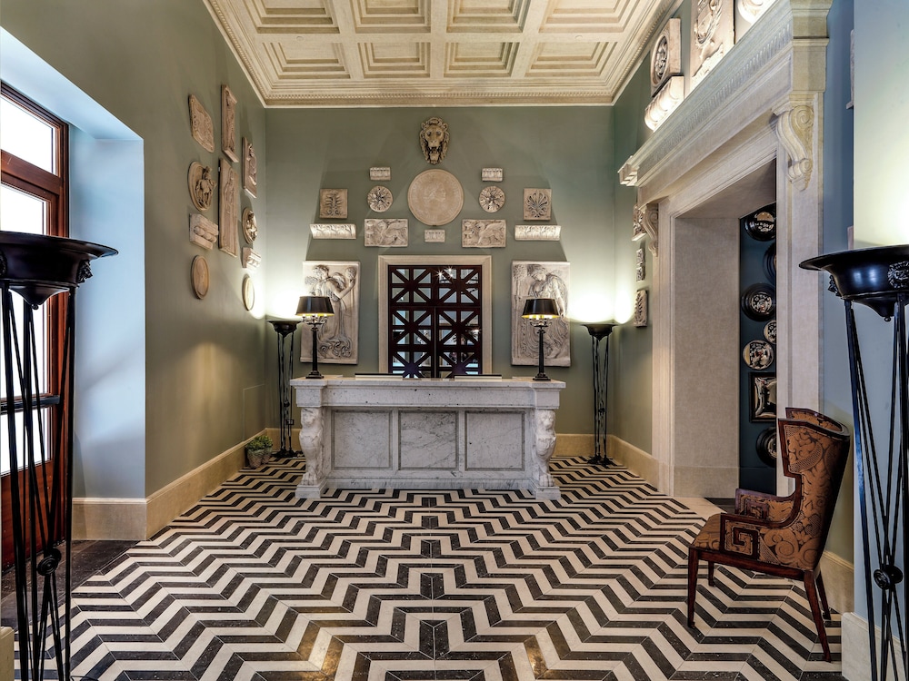 Rocco Forte Hotel de la Ville — Hotel building in Rome, Lazio