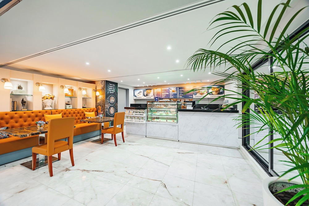 Golden Sands Hotel Apartments — Restaurant & bars in Dubai
