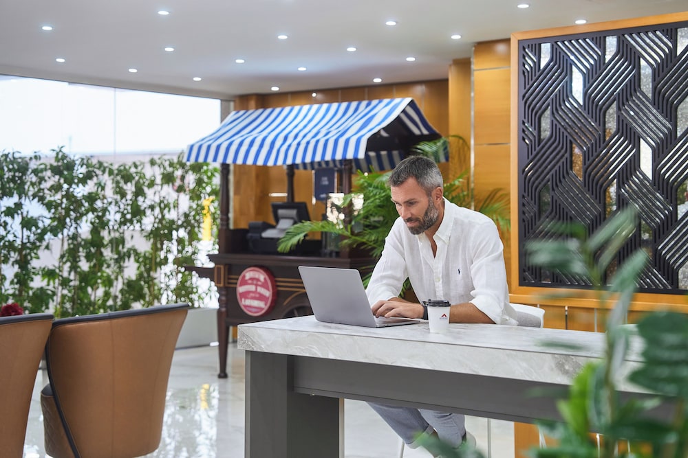 Golden Sands Hotel Apartments — Restaurant & bars in Dubai